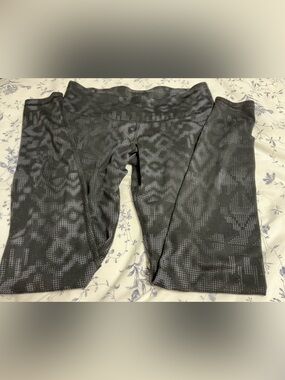 🎉3 for $20🎉 Old Navy Active Black and Gray Patterned Leggings